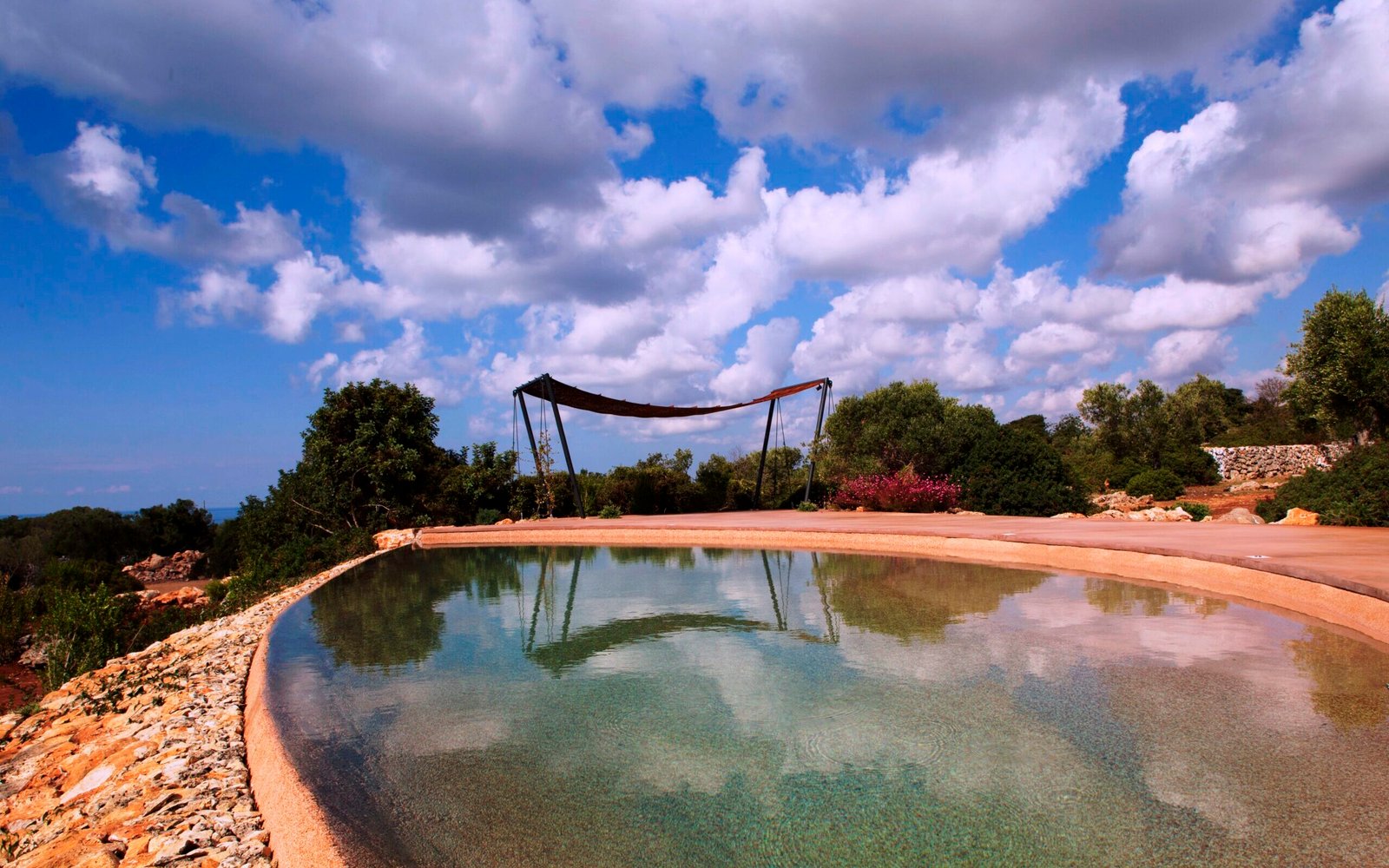 Pishina projektuar dhe ndërtuar nga Natural Pools Albania