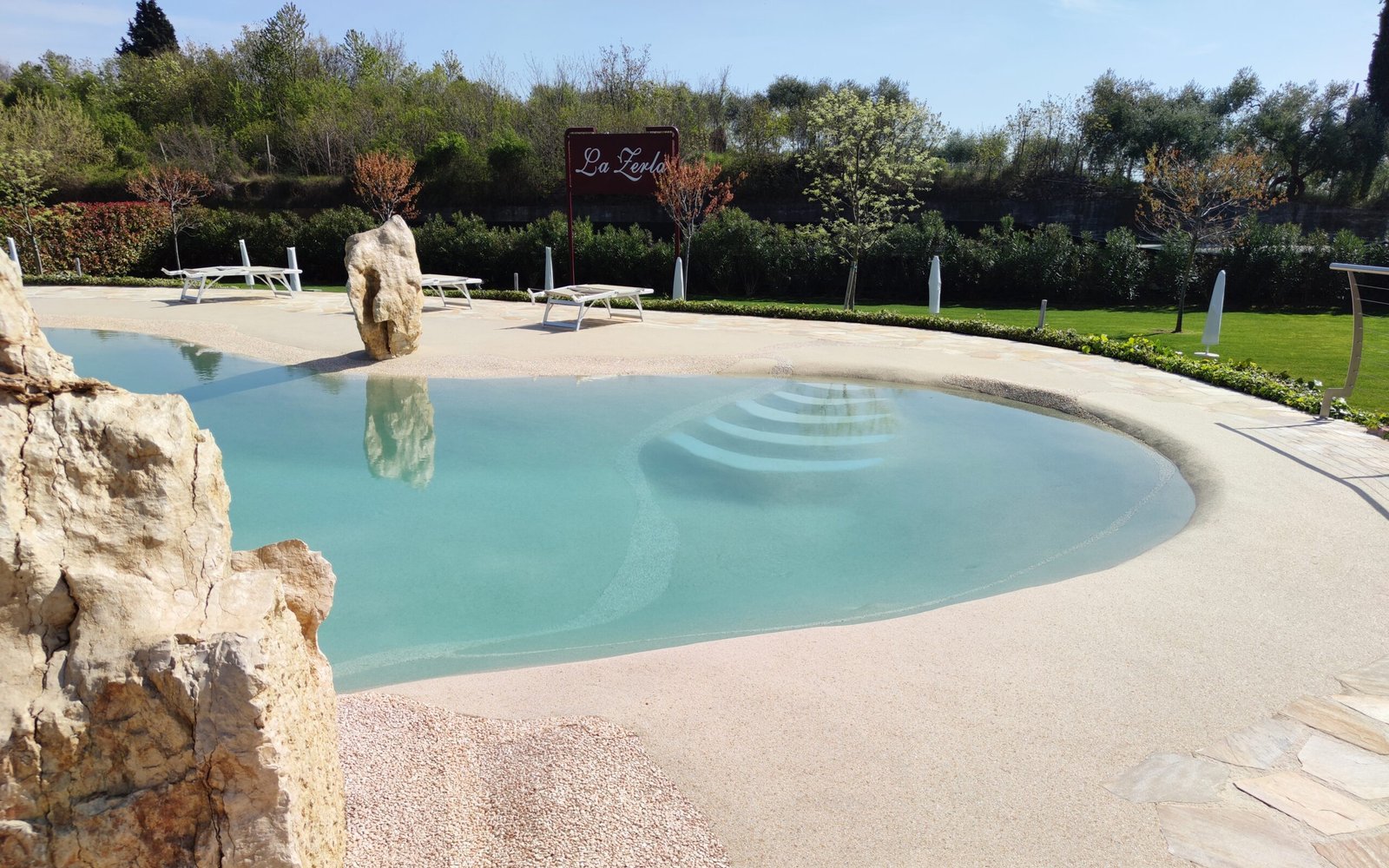 Pishina projektuar dhe ndërtuar nga Natural Pools Albania