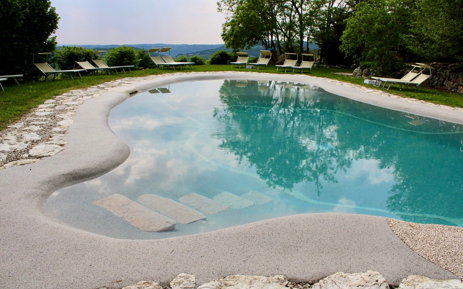 Pishina projektuar dhe ndërtuar nga Natural Pools Albania