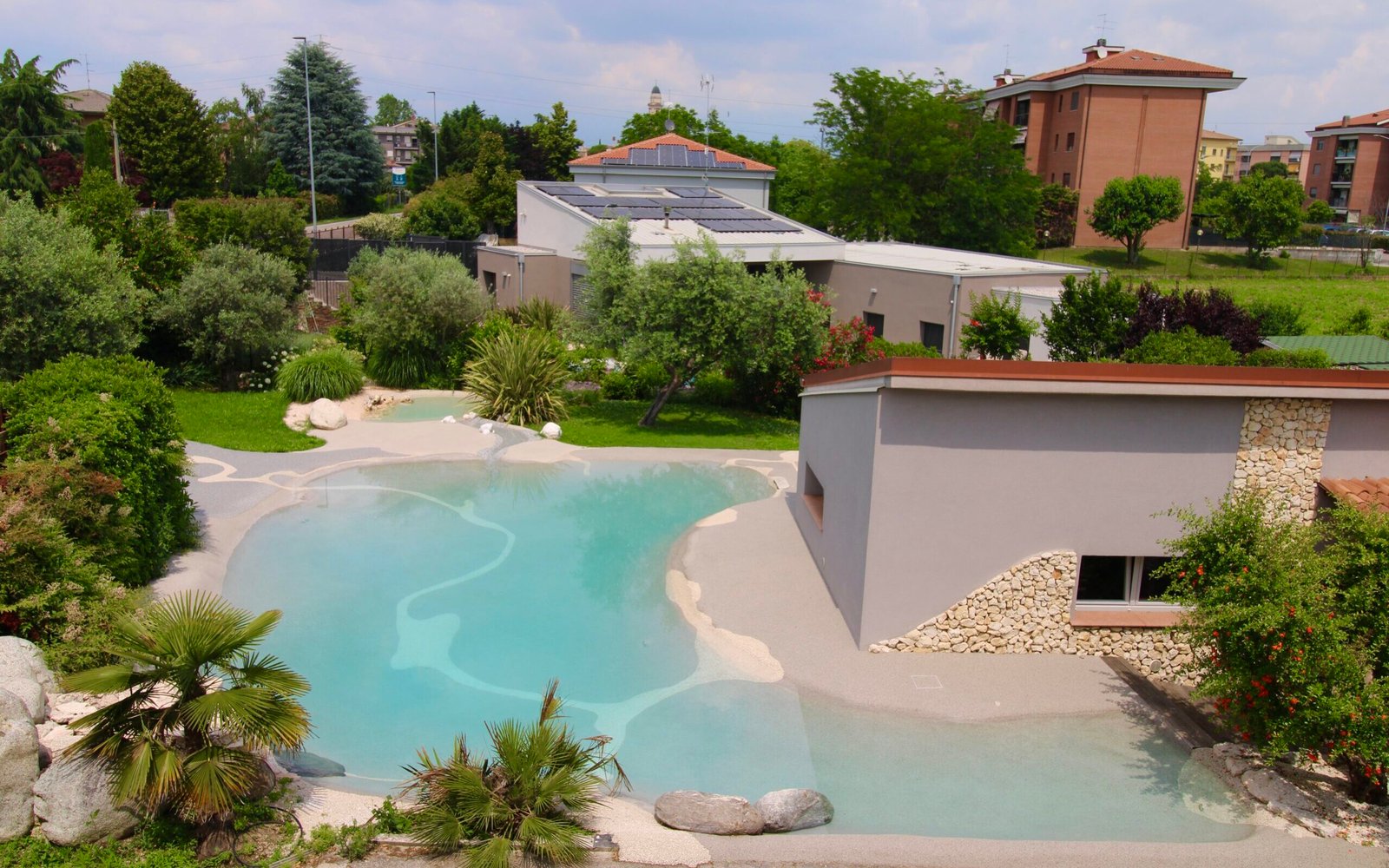 Pishina projektuar dhe ndërtuar nga Natural Pools Albania