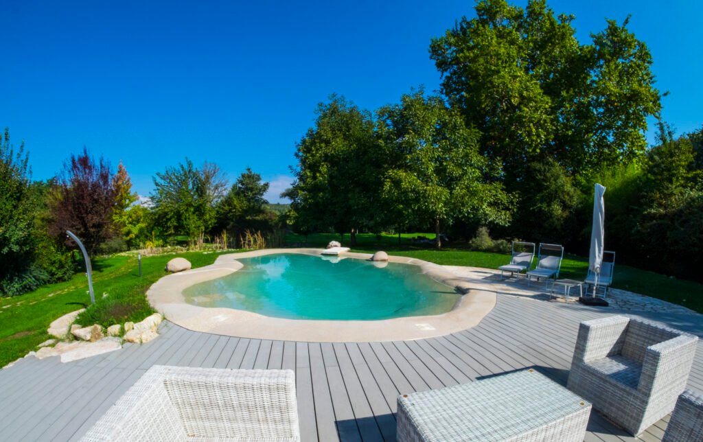 Pishina projektuar dhe ndërtuar nga Natural Pools Albania